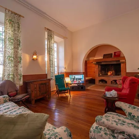 Cascina Virginia Sleeps 10 Villa